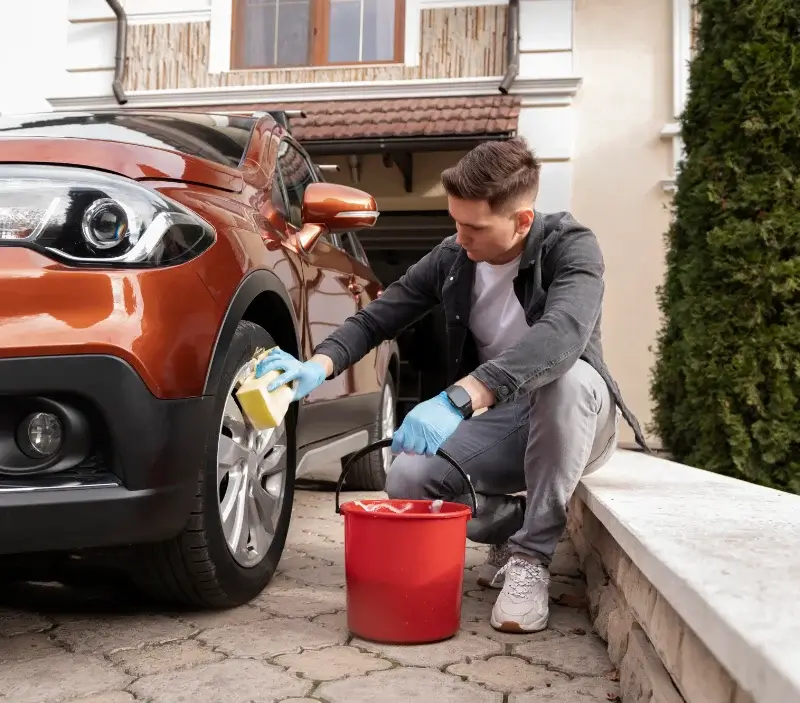 Lavage auto à domicile Le Château-d'Oléron : professionnel intervenant sur un véhicule
